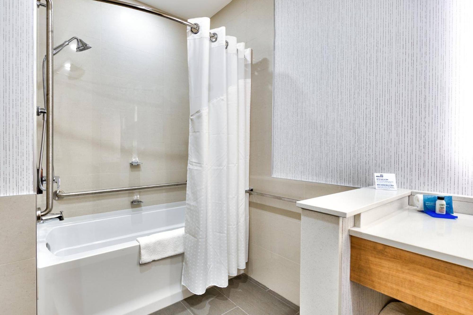 Holiday Inn Express & Suites - Trois Rivieres Ouest By Ihg Exterior photo